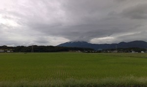 雲が巻き上がるかのような筑波山