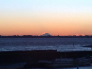 夕方サイクリング中に霞ヶ浦の向こうに見えた富士山