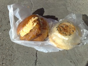ナカムラヤパンのフィッシュバーガーとあんパン
