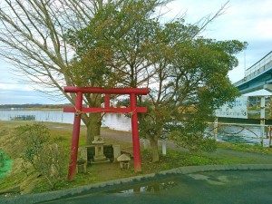 牛久沼の近くの鳥居