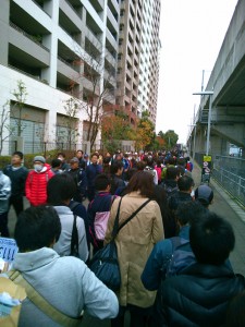 研究学園駅前のバス待ちの行列