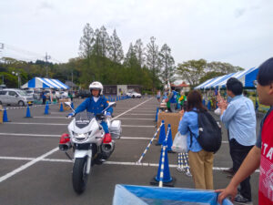 かすみがうらマラソン2025 白バイの後方に川内優輝選手